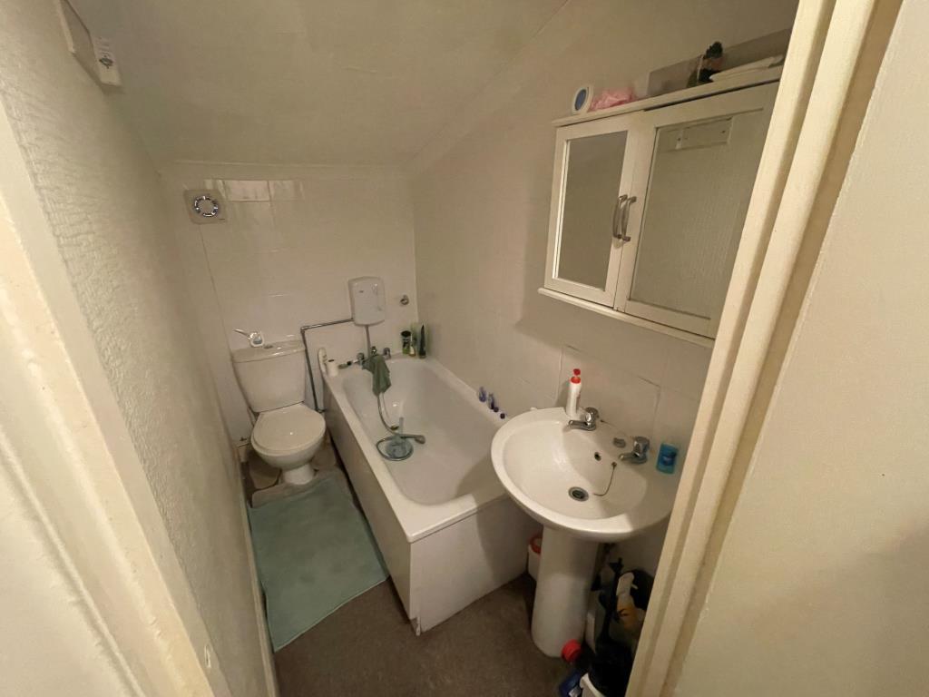 Lot: 90 - PAIR OF FLATS FOR INVESTMENT - First floor bathroom with W.C.